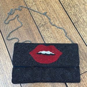 beaded lips purse